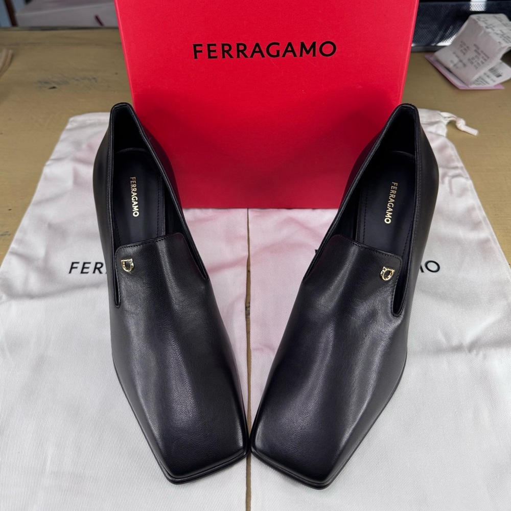FERAGAMO Carmelita Black Leather Loafers